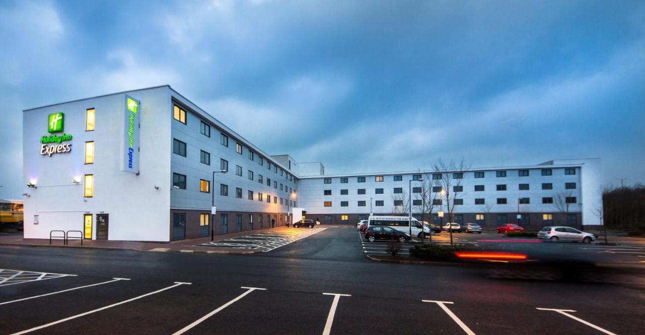 Holiday Inn Express Manchester Airport By Ihg Ringway Екстериор снимка