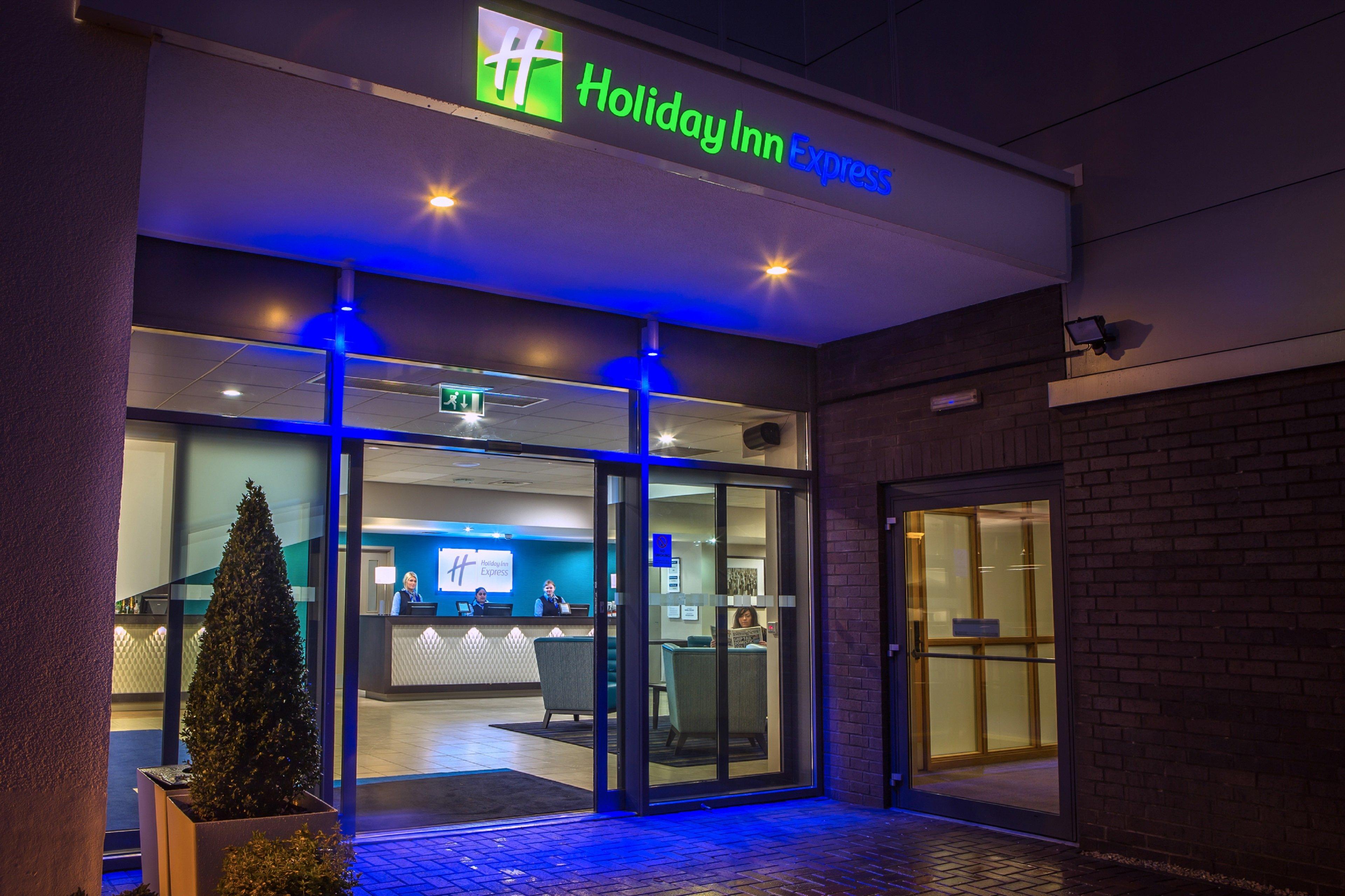 Holiday Inn Express Manchester Airport By Ihg Ringway Екстериор снимка