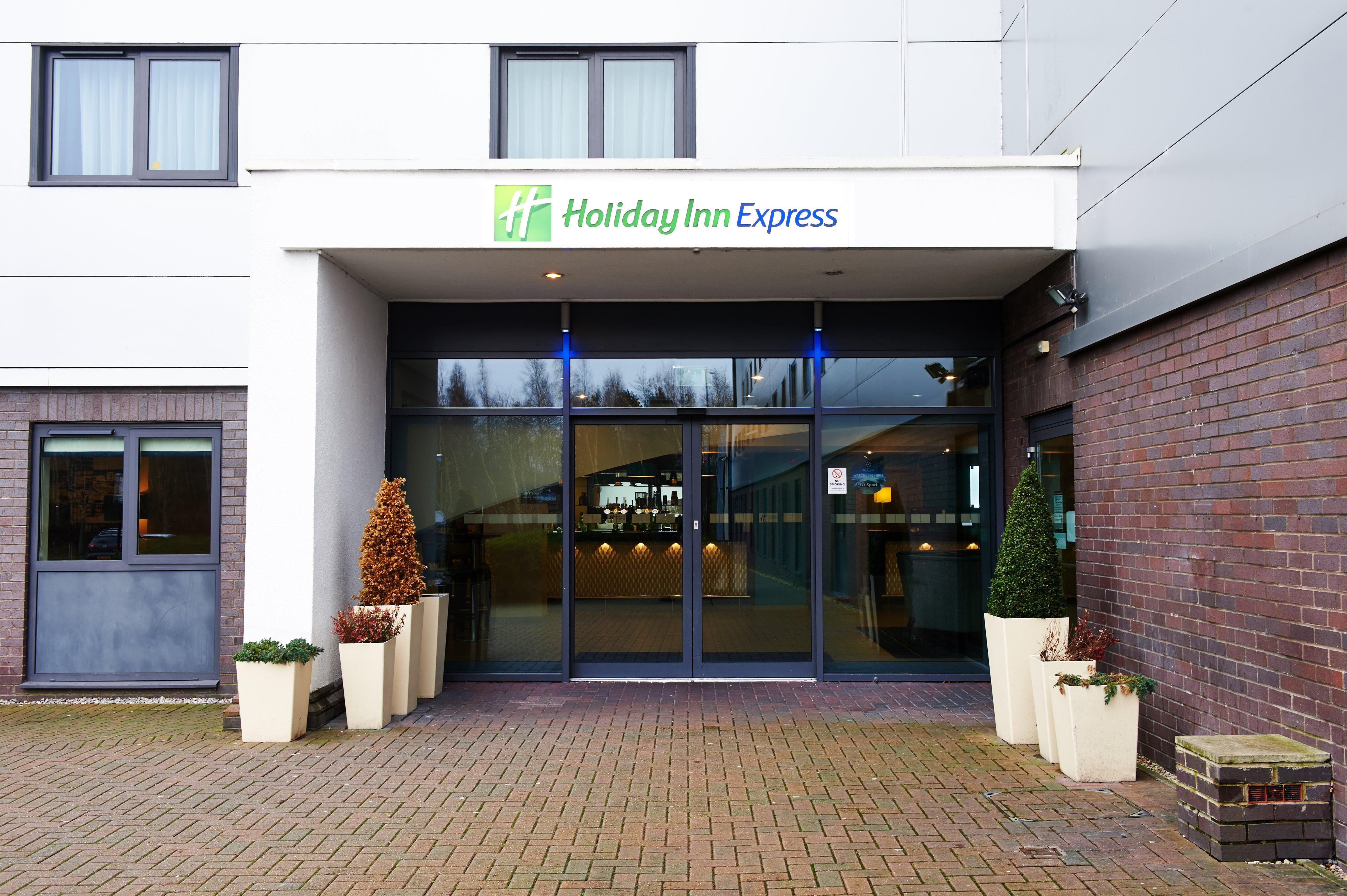 Holiday Inn Express Manchester Airport By Ihg Ringway Екстериор снимка