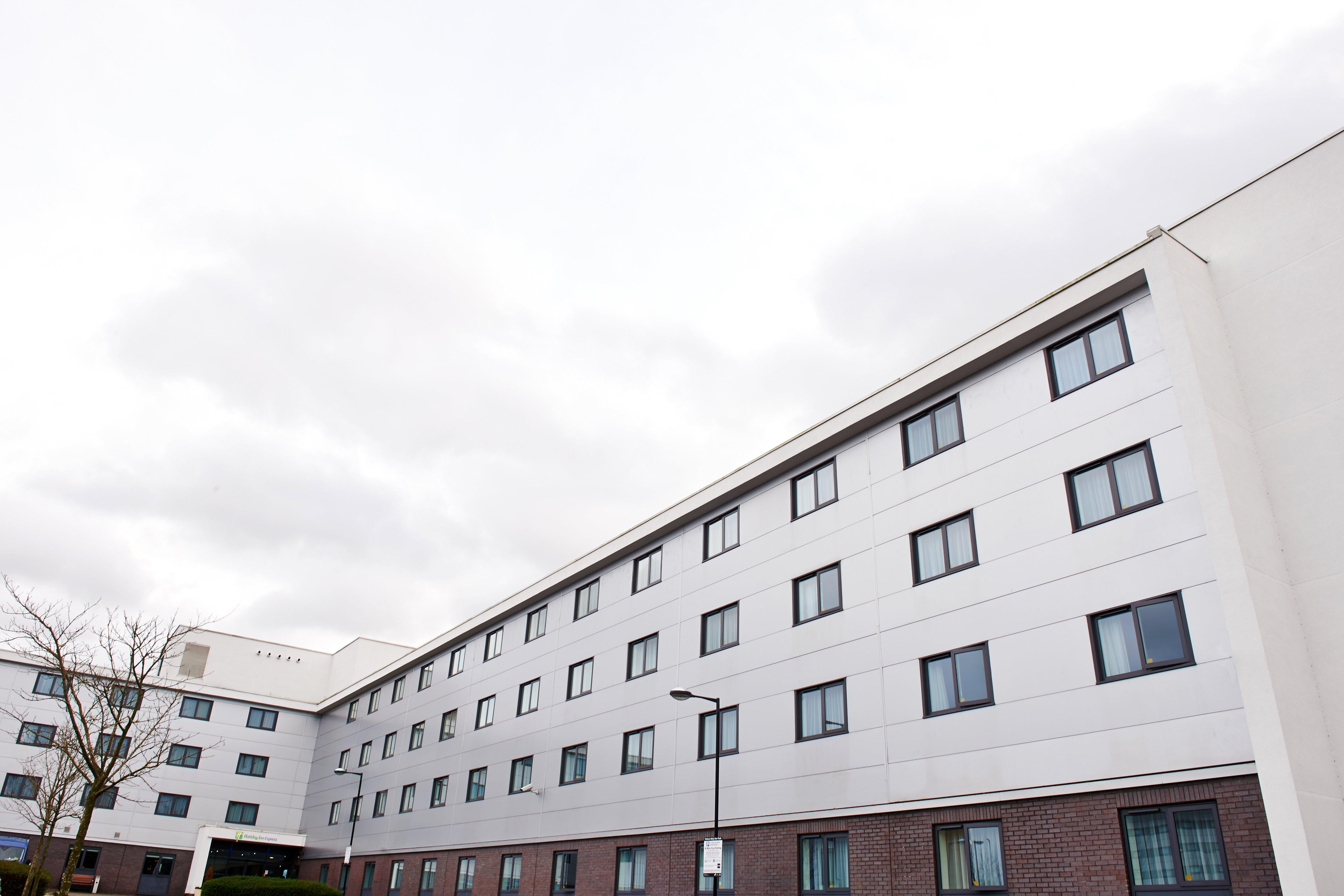 Holiday Inn Express Manchester Airport By Ihg Ringway Екстериор снимка