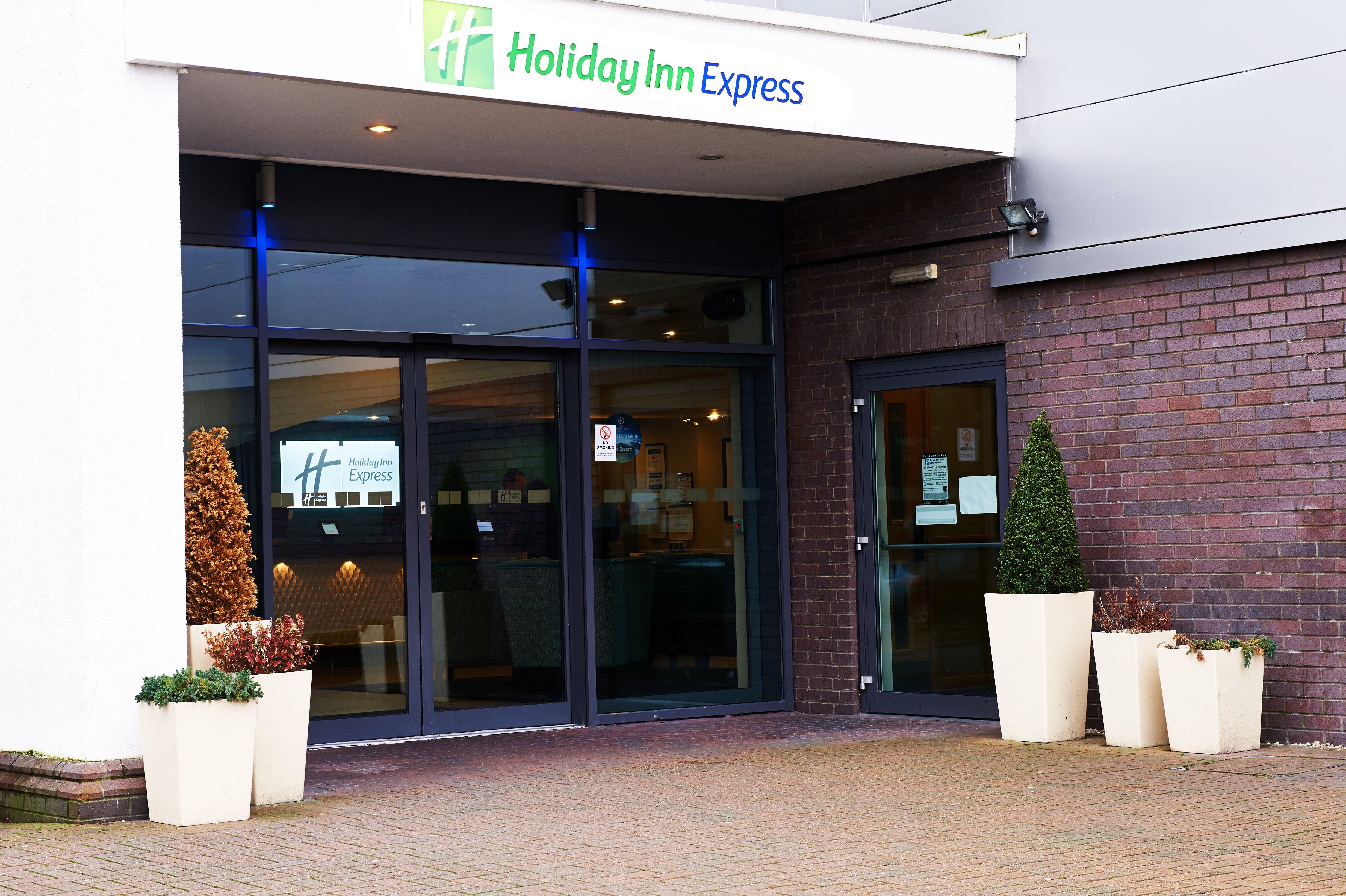 Holiday Inn Express Manchester Airport By Ihg Ringway Екстериор снимка