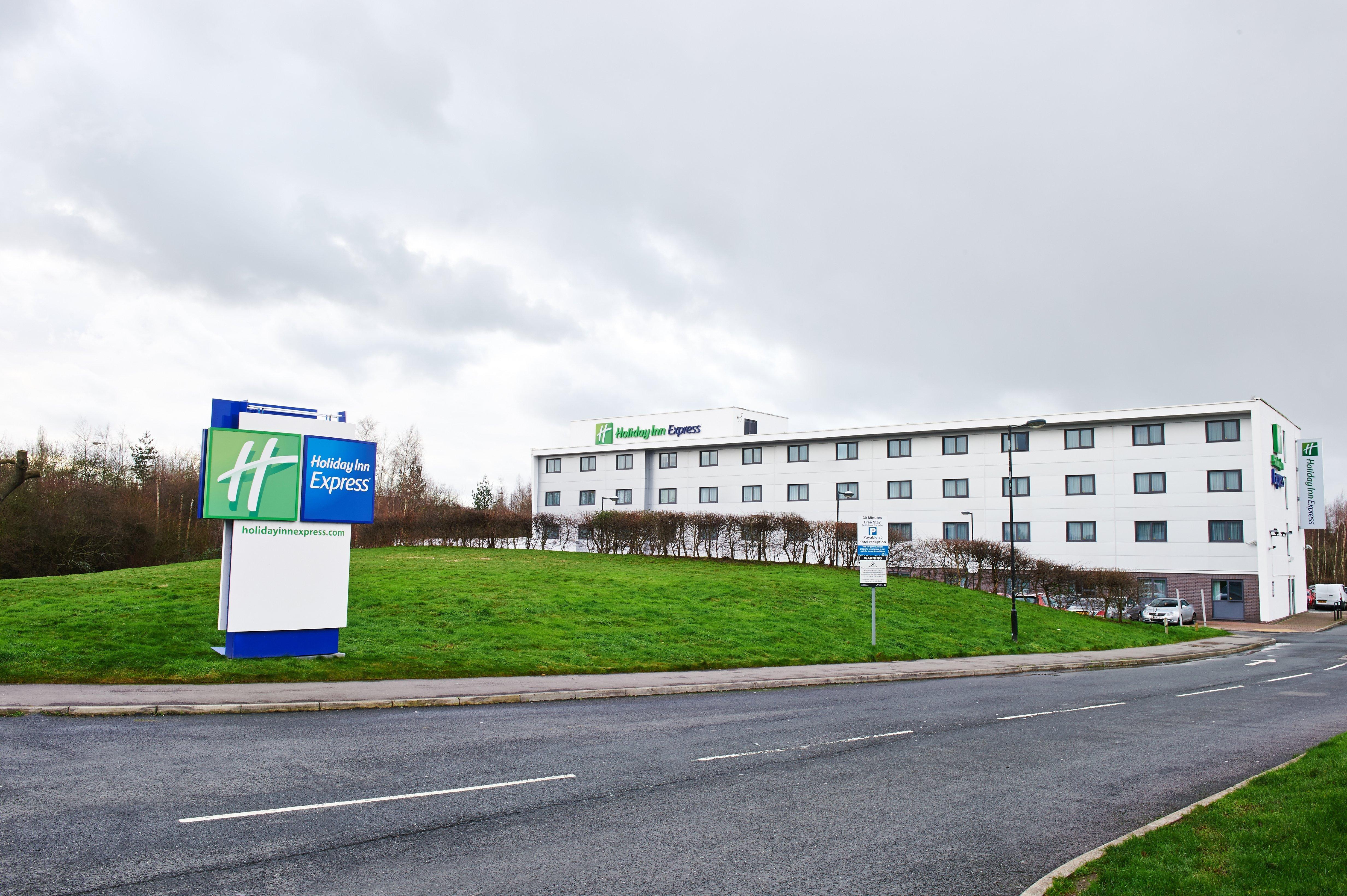 Holiday Inn Express Manchester Airport By Ihg Ringway Екстериор снимка