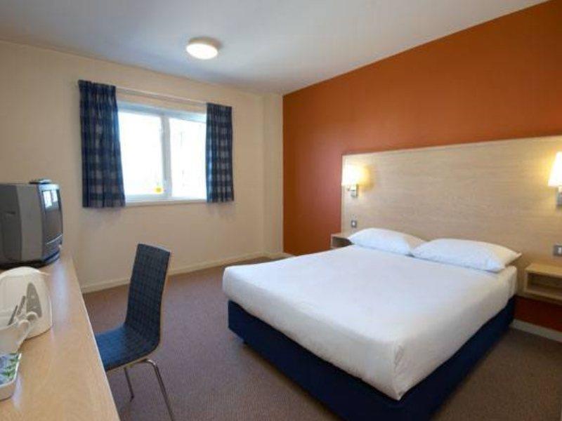 Holiday Inn Express Manchester Airport By Ihg Ringway Екстериор снимка