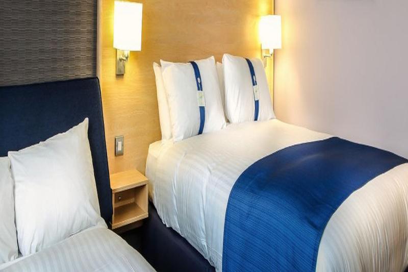 Holiday Inn Express Manchester Airport By Ihg Ringway Екстериор снимка