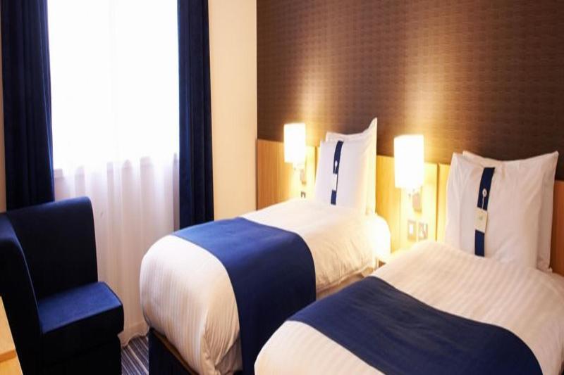 Holiday Inn Express Manchester Airport By Ihg Ringway Екстериор снимка