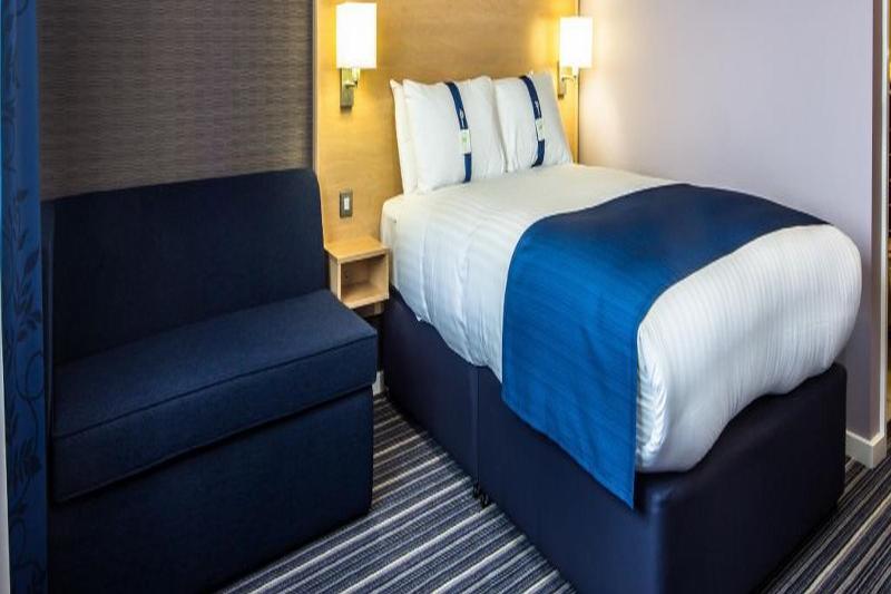Holiday Inn Express Manchester Airport By Ihg Ringway Екстериор снимка