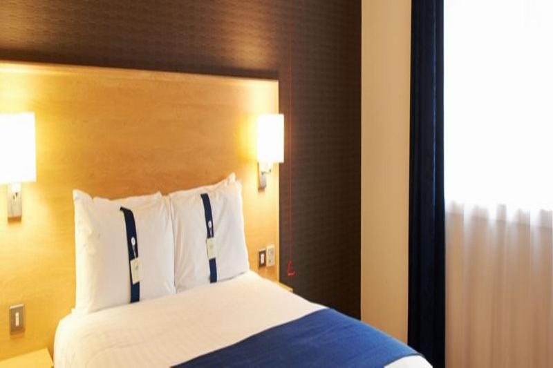 Holiday Inn Express Manchester Airport By Ihg Ringway Екстериор снимка