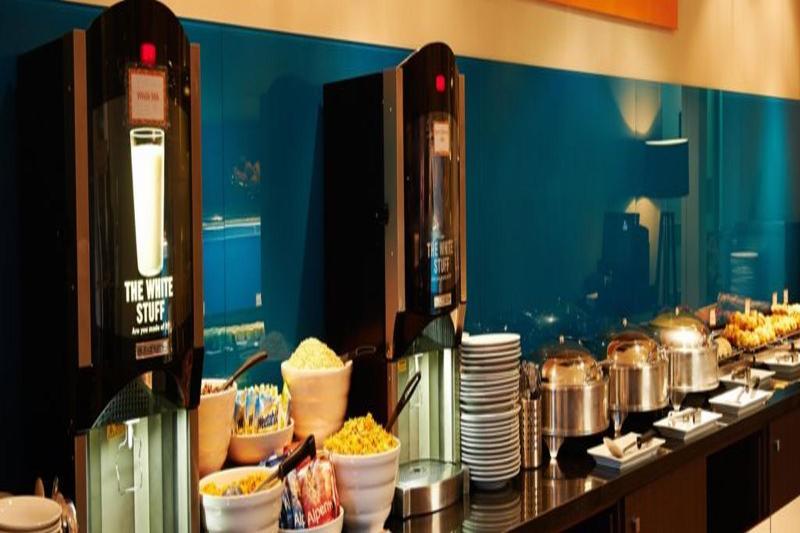 Holiday Inn Express Manchester Airport By Ihg Ringway Екстериор снимка