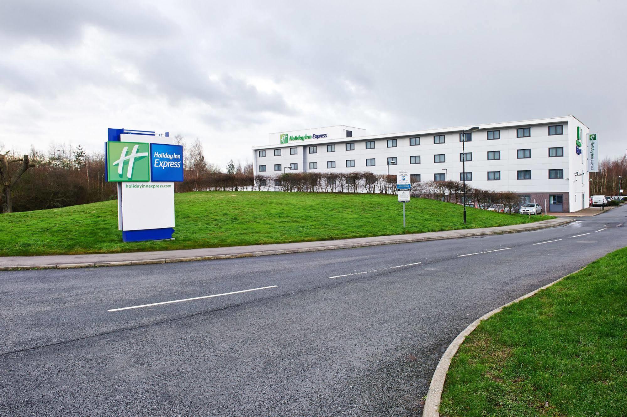 Holiday Inn Express Manchester Airport By Ihg Ringway Екстериор снимка