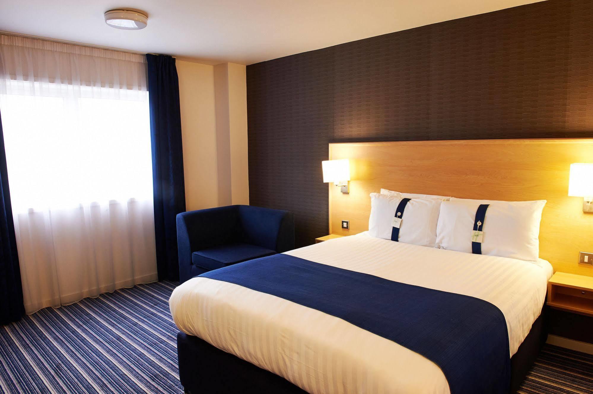 Holiday Inn Express Manchester Airport By Ihg Ringway Екстериор снимка