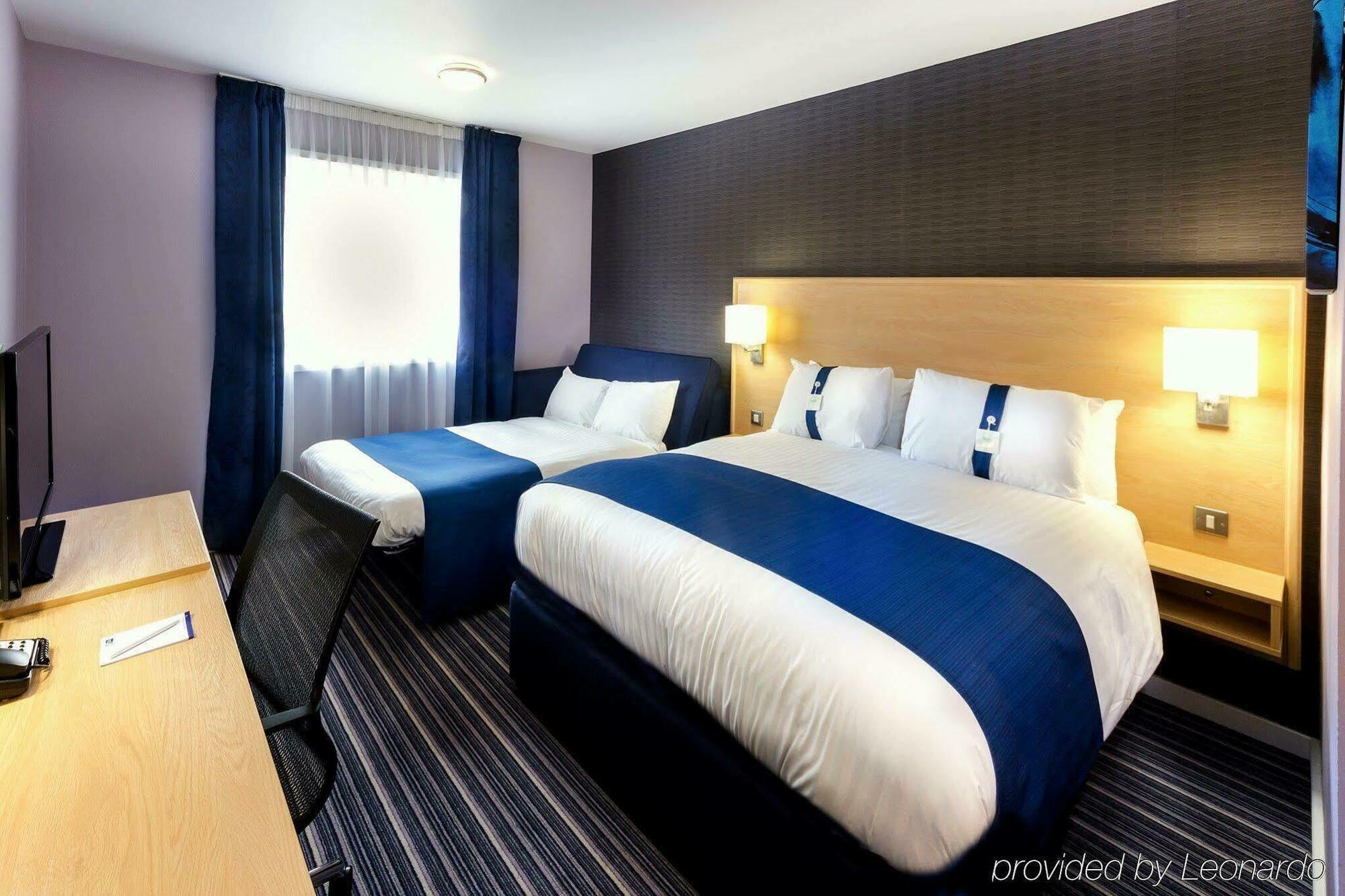 Holiday Inn Express Manchester Airport By Ihg Ringway Екстериор снимка