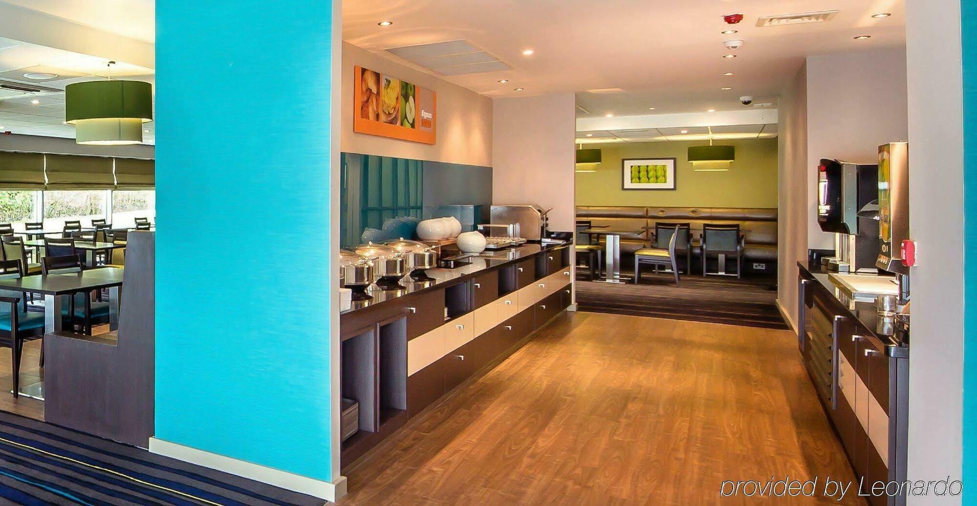 Holiday Inn Express Manchester Airport By Ihg Ringway Екстериор снимка
