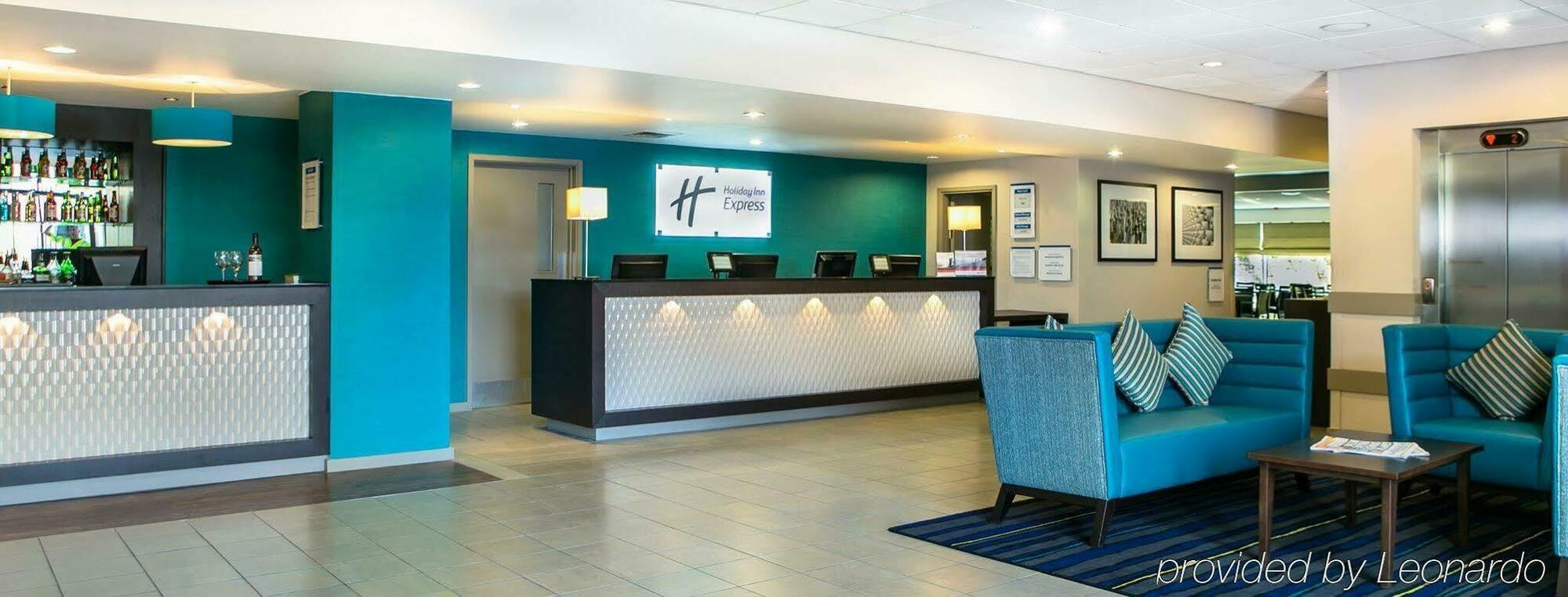 Holiday Inn Express Manchester Airport By Ihg Ringway Екстериор снимка