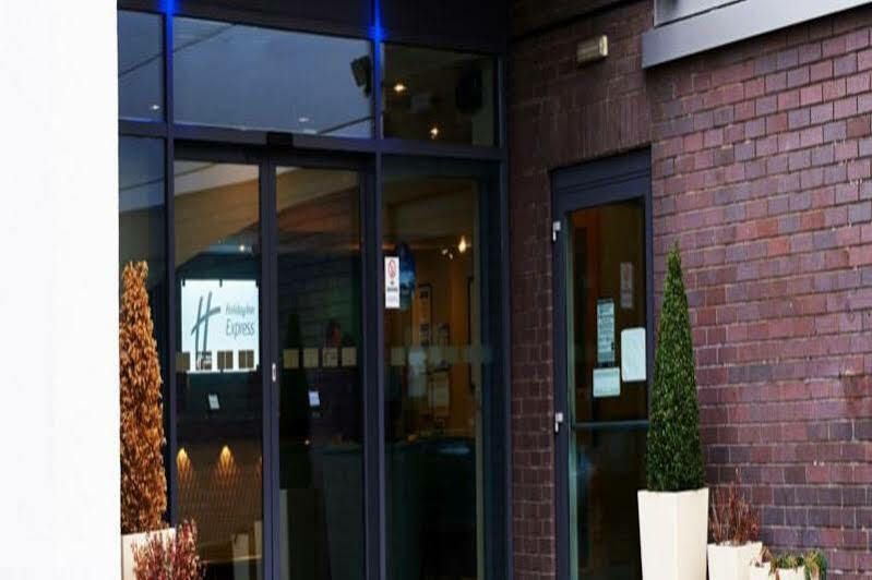 Holiday Inn Express Manchester Airport By Ihg Ringway Екстериор снимка