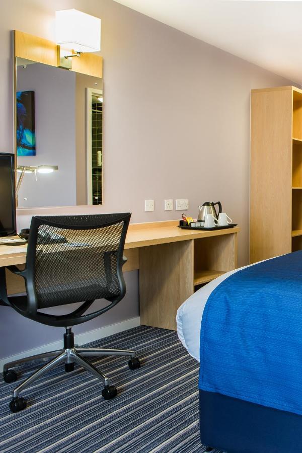 Holiday Inn Express Manchester Airport By Ihg Ringway Екстериор снимка